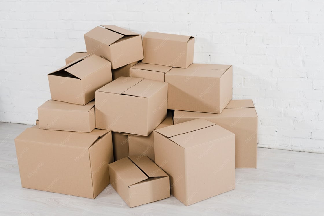 pile-cartons-dans-salle-vide_23-2148095475-3100740838